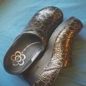 Sanita size 40 clogs chocolate and bronze